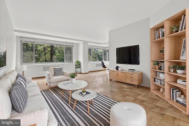 Building Photo - 4200 Cathedral Ave NW Unit 312A