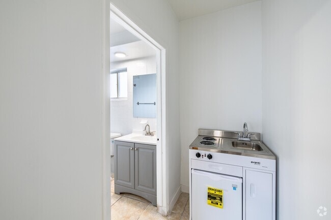 Studio, 1BA - 250SF - Kitchen - Chesapeake Studio Apartments