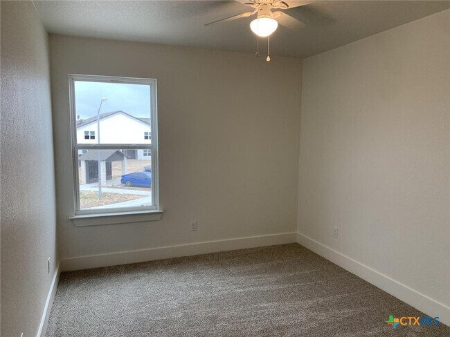 Photo - 1858 Royal Loop