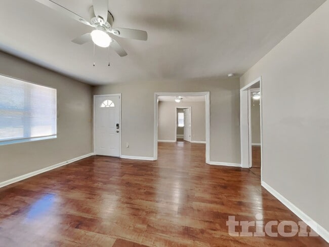 Photo - 1604 Clark St