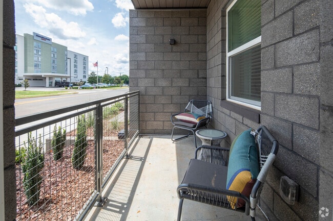 2BR, 2BA - 1,041SF