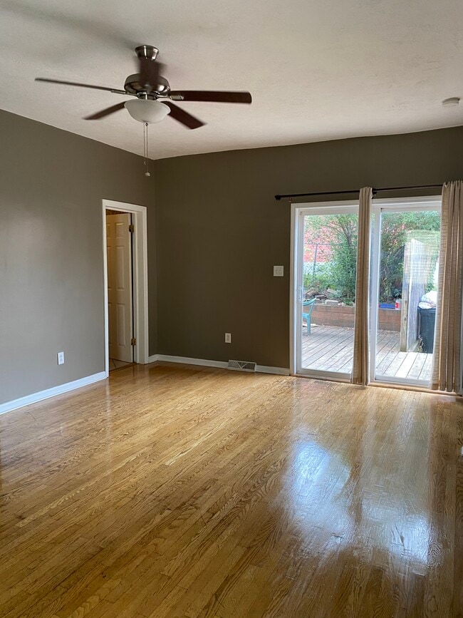 Building Photo - 327 38th St