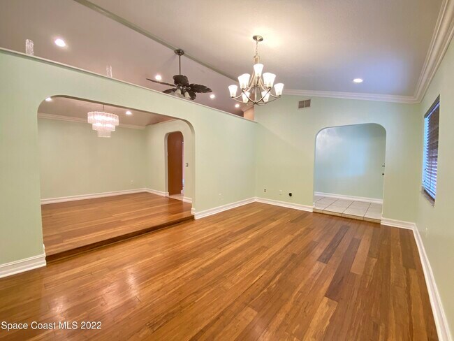 288 Coral Way W