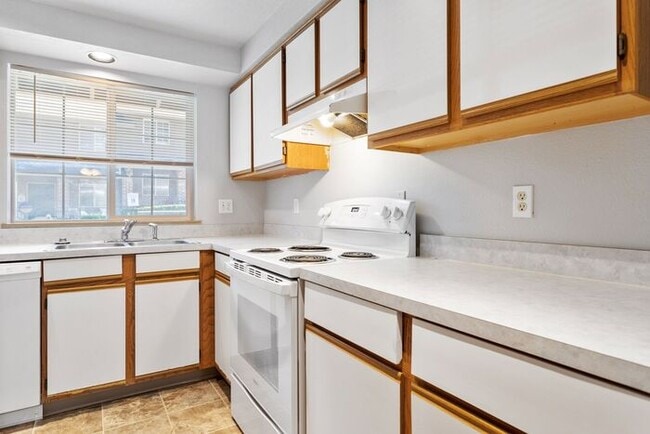 Building Photo - Large 2 bed 1.5bath townhouse with Garage