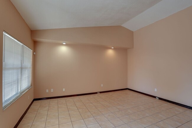 Photo - 492 Tamarack St