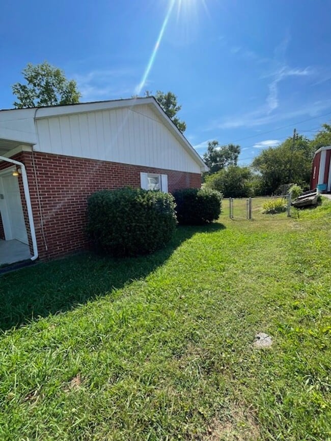 Photo - Maryville 37804 - 3 bedroom, 2 bath ranch home - Contact Debra Johnson (865) 591-8281