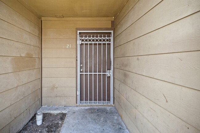 Building Photo - 9090 S Braeswood Blvd Unit 21 Rental