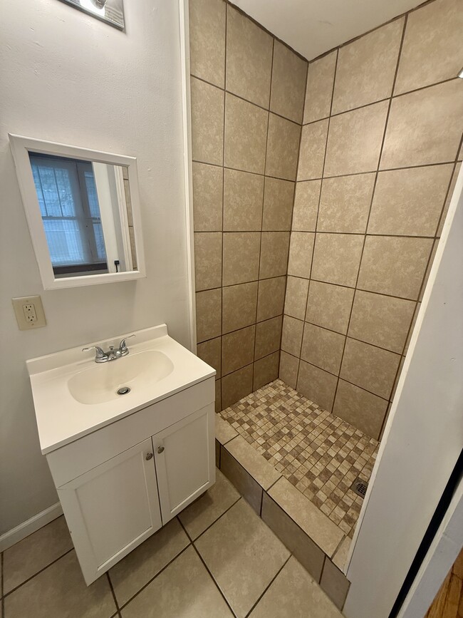 Photo - 468 E Tompkins St