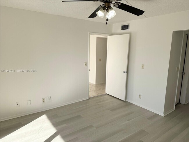 Photo - 9400 Live Oak Pl Unit 406