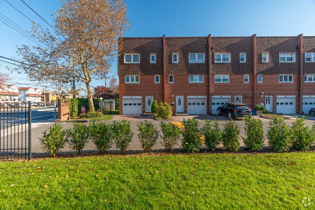 Photo - Yacht Club Cove