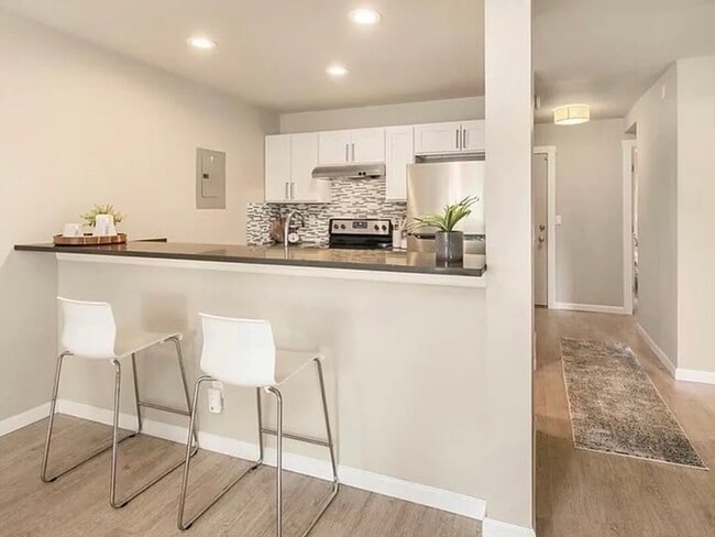 Building Photo - 17431 Ambaum Blvd S Unit B13