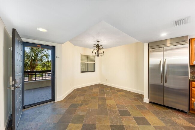 Photo - 625 NW North River Dr Unit 303