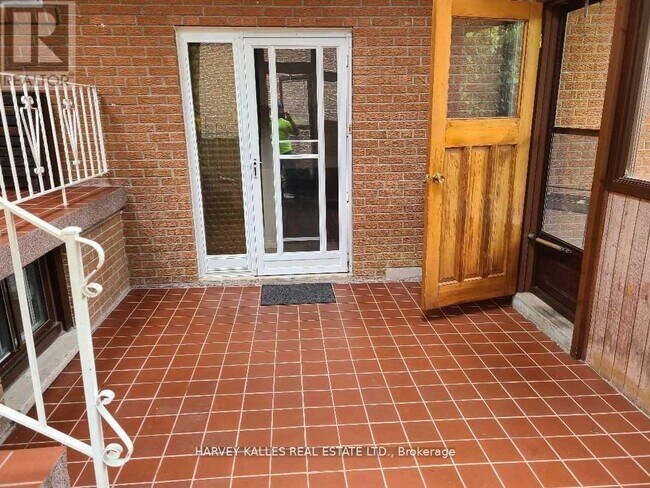 Photo - 2379 Hensall St