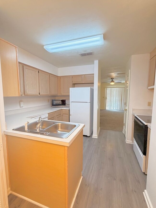 Building Photo - 2BR/2BATH Great School Zones! Available Summer 2026