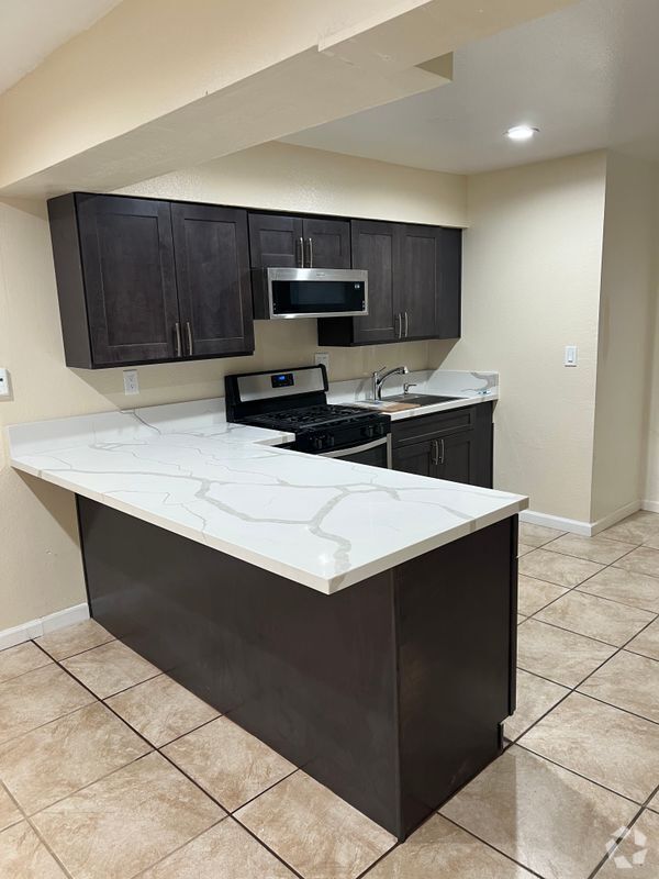 Building Photo - 884 N Cota St Rental