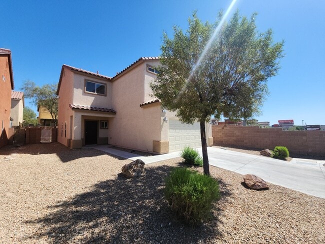 Photo - Beautiful detached home with fully fenced back yard.