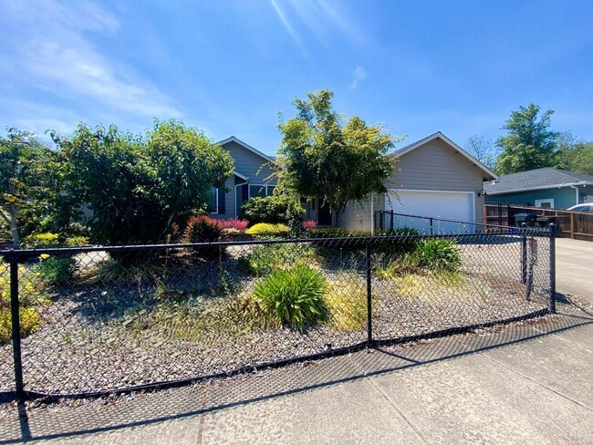 Building Photo - Great 3 Bedroom 2 Bath House!
