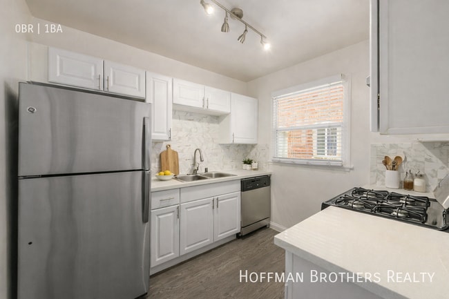 Building Photo - 2001 Beachwood Dr Unit 18