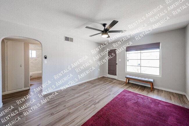 Photo - 708 E 2nd St