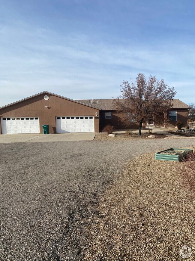 Building Photo - Beautiful 3 Bedroom Home