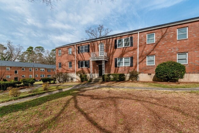 Photo - $975 - 2 bed/1 bath apartment for rent in Summerville, in-unit washer & dryer!