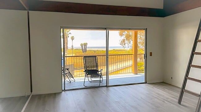 Building Photo - Three minutes from the beach! Rental