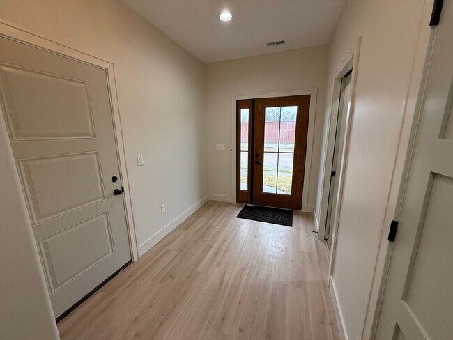 Photo - 6711-6715 New Town Ave. Unidad 6715 New Town Ave.