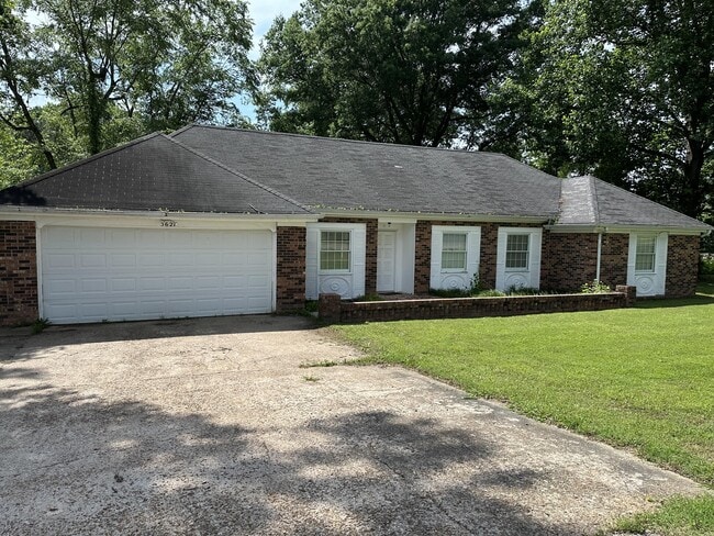 Building Photo - 3621 Forest Hill Rd Rental