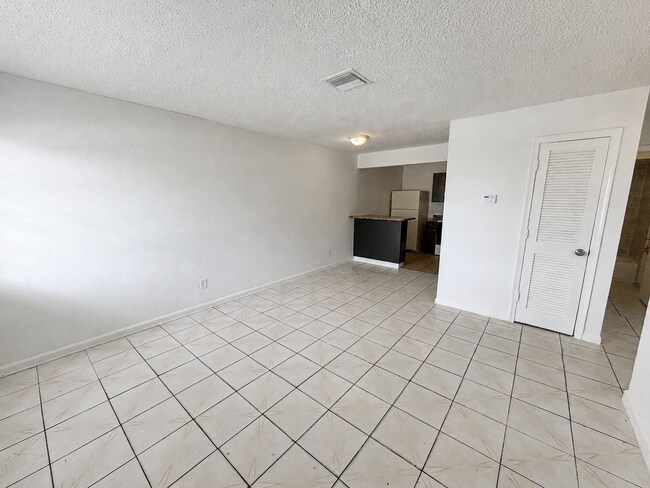 Photo - 530 NW 35th St Unidad 4