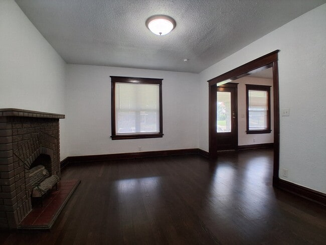 Photo - 2640 Victor St