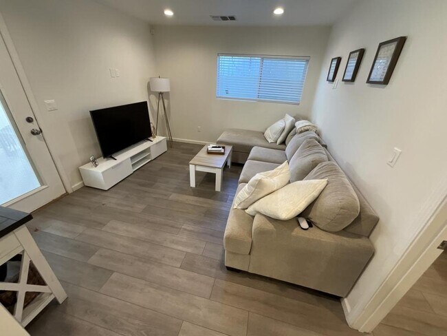 Photo - 18427 Delano St