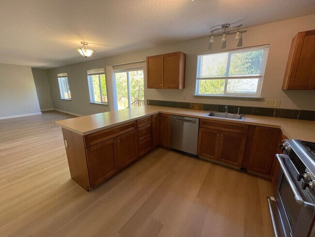 Photo - Great 6 bed, 6 bath Duplex Unit in North Portland with Laundry, Patio