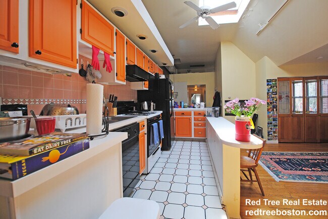 Photo - 1678 Beacon St