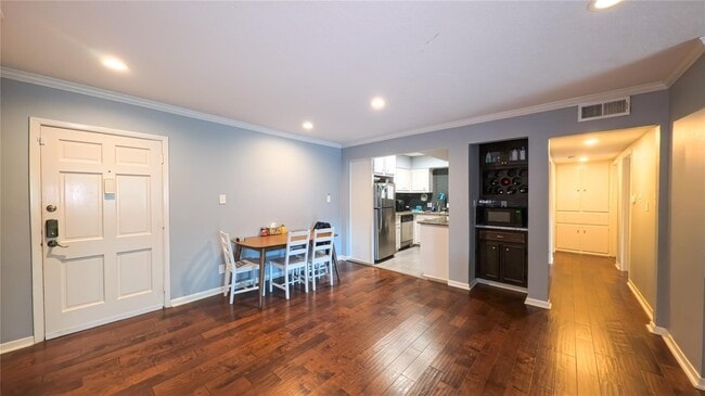 Building Photo - 2700 Bellefontaine Unit A25