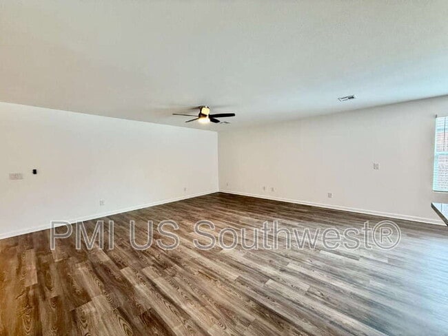 Photo - 2580 View Way