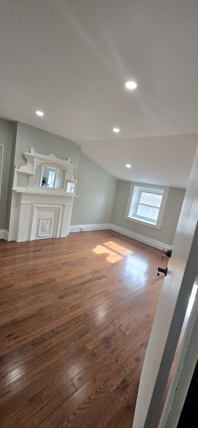 Building Photo - 589 Madison St Unit 3rd floor