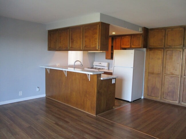 Building Photo - Desirable & Spacious Pt Loma Fully Updated 1 BDR 1 BA Apartment Unit 14