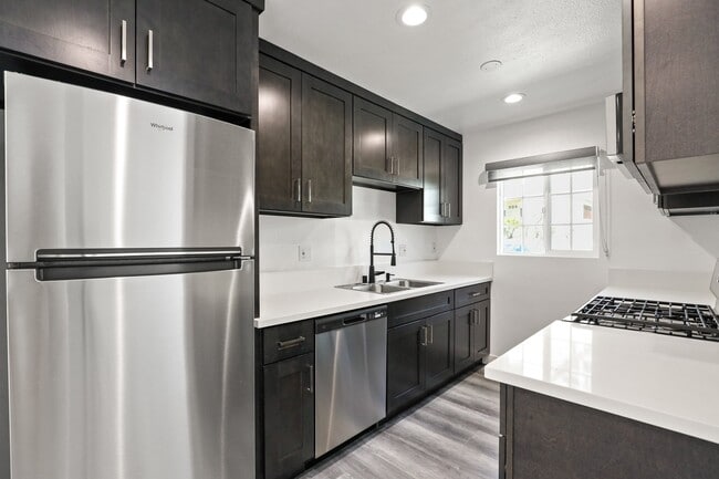 Building Photo - 900 W College St