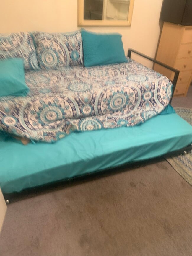 Cama extra debajo - 1400 Jessica Ave