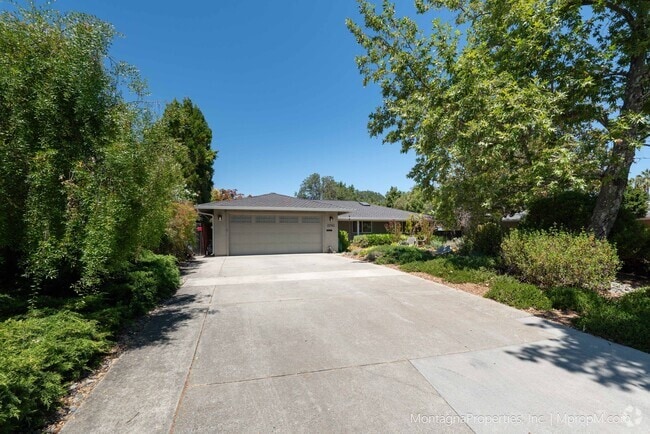 Building Photo - Beautiful, meticulously updated and  maint... Rental