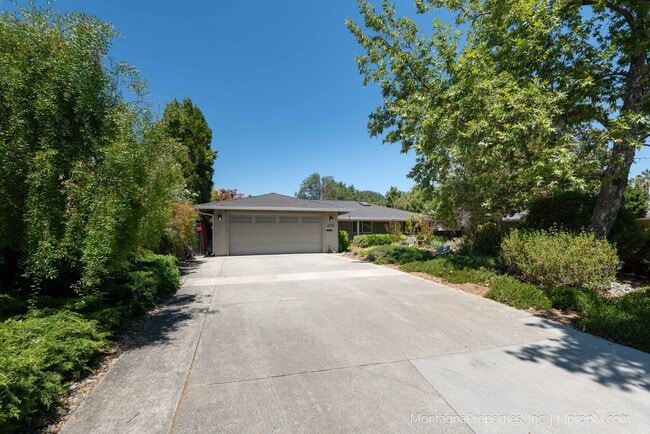 Beautiful, meticulously updated and maint... - Beautiful, meticulously updated and  maint... House