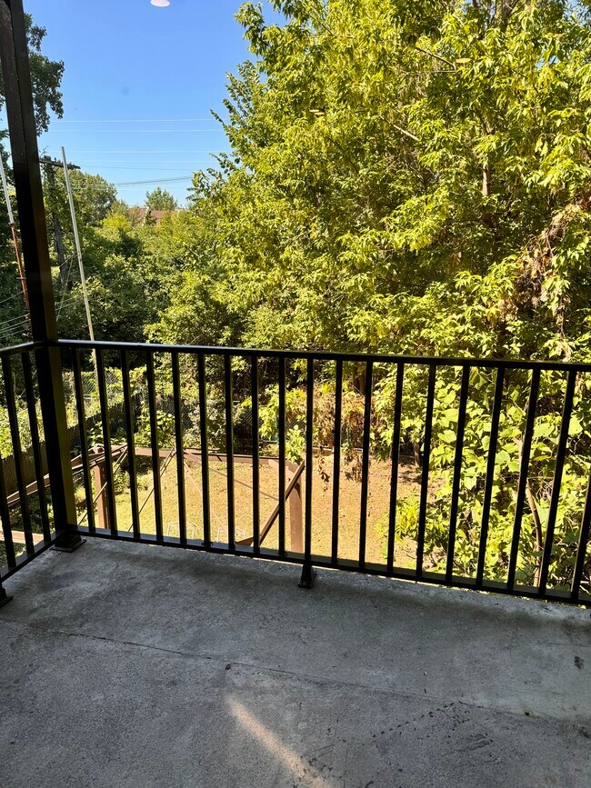 Photo - 5400 Av Connaught Unit Large, bright 3 bedroom