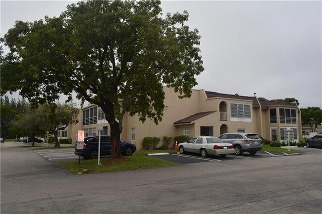 Building Photo - 2710 Riverside Dr Unit 201 Rental