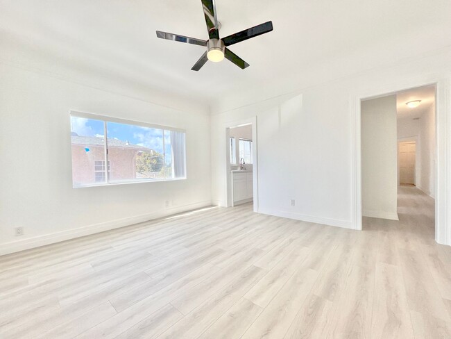 Building Photo - 707 W 48th St Unit 709 1/2