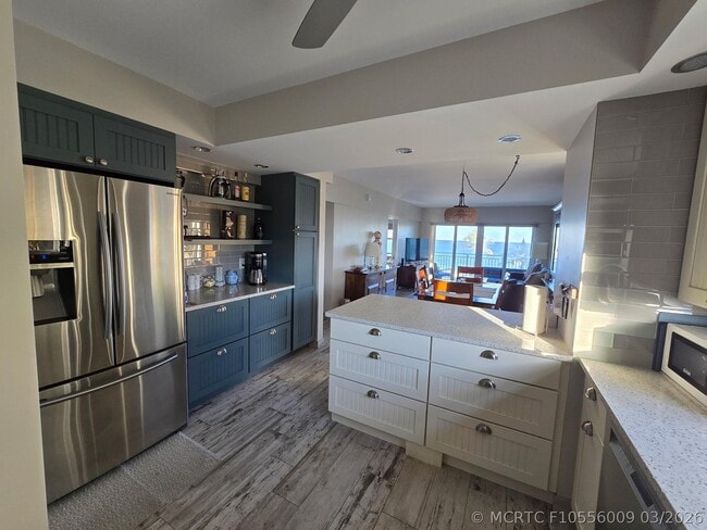 Building Photo - 1035 Hillsboro Mile Unit 31