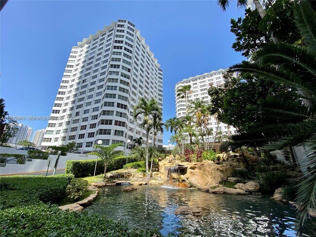 Building Photo - 825 Brickell Bay Dr Unit 742