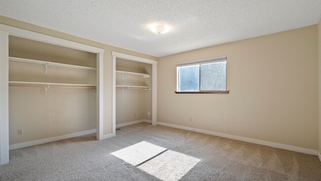 Photo - Charming 4-Bedroom Home with Garden – Avai...