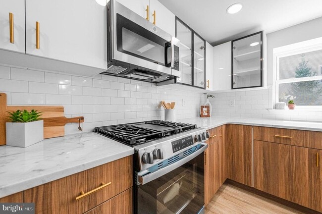 Building Photo - 342 E Barnard St Rental
