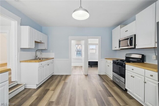 Building Photo - 2471 Tremont Ave Unit Up