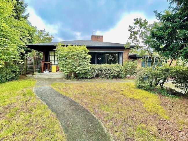 Building Photo - Charming  home on quiet street, great loca...